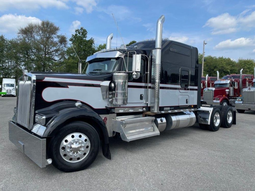 2019 W900L 86"Studio