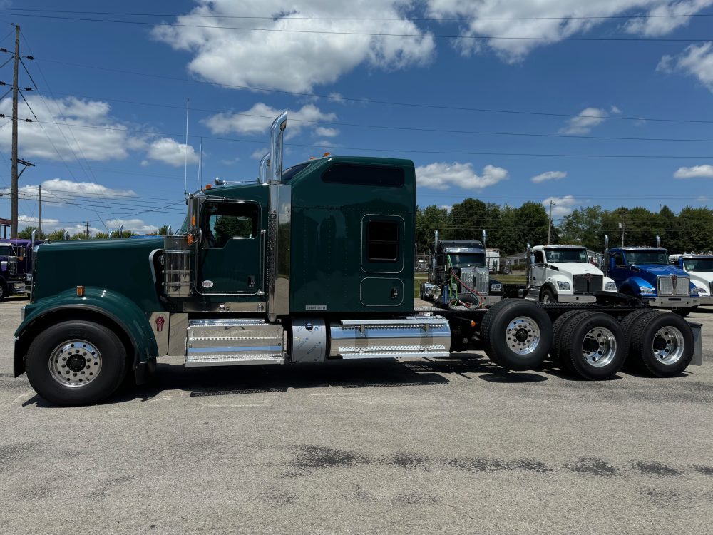 2025 Kenworth W900L 86