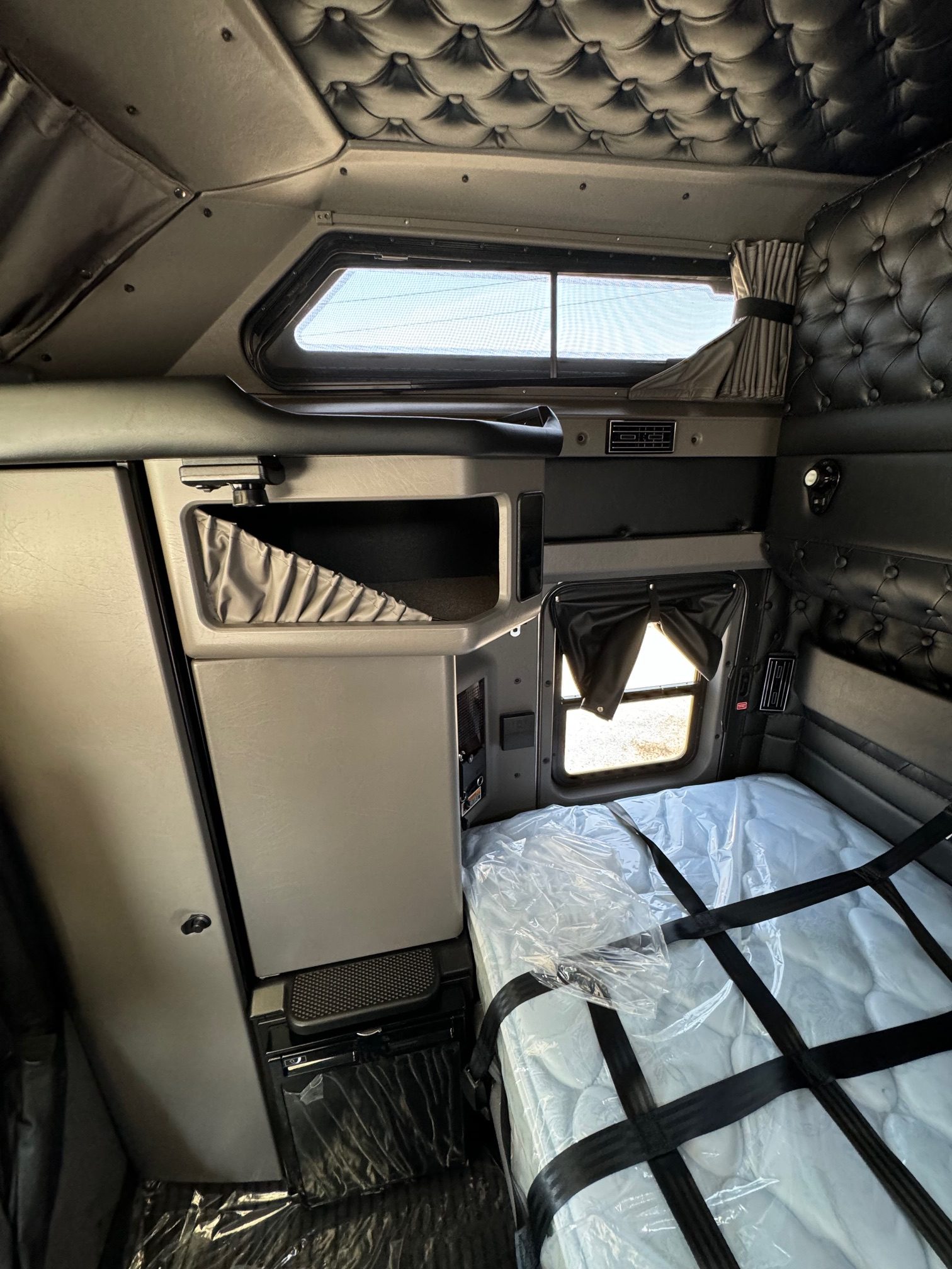 2025 Kenworth W900L 86 Inch Studio - Youngstown Kenworth