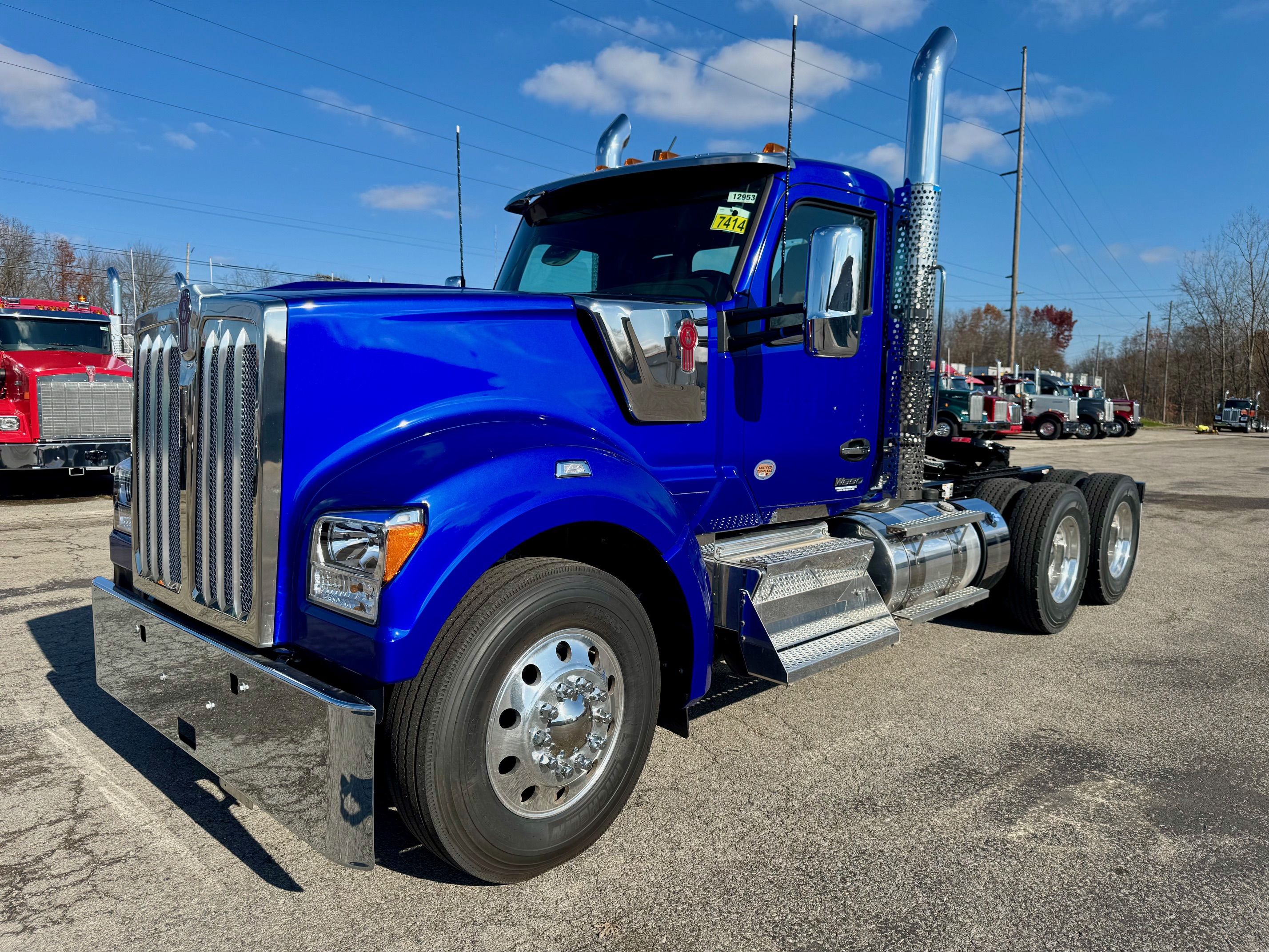 90 カントリーワゴン (ストラトス・ブルー) チェイスカー 2025 Kenworth W990 Daycab - Youngstown Kenworth